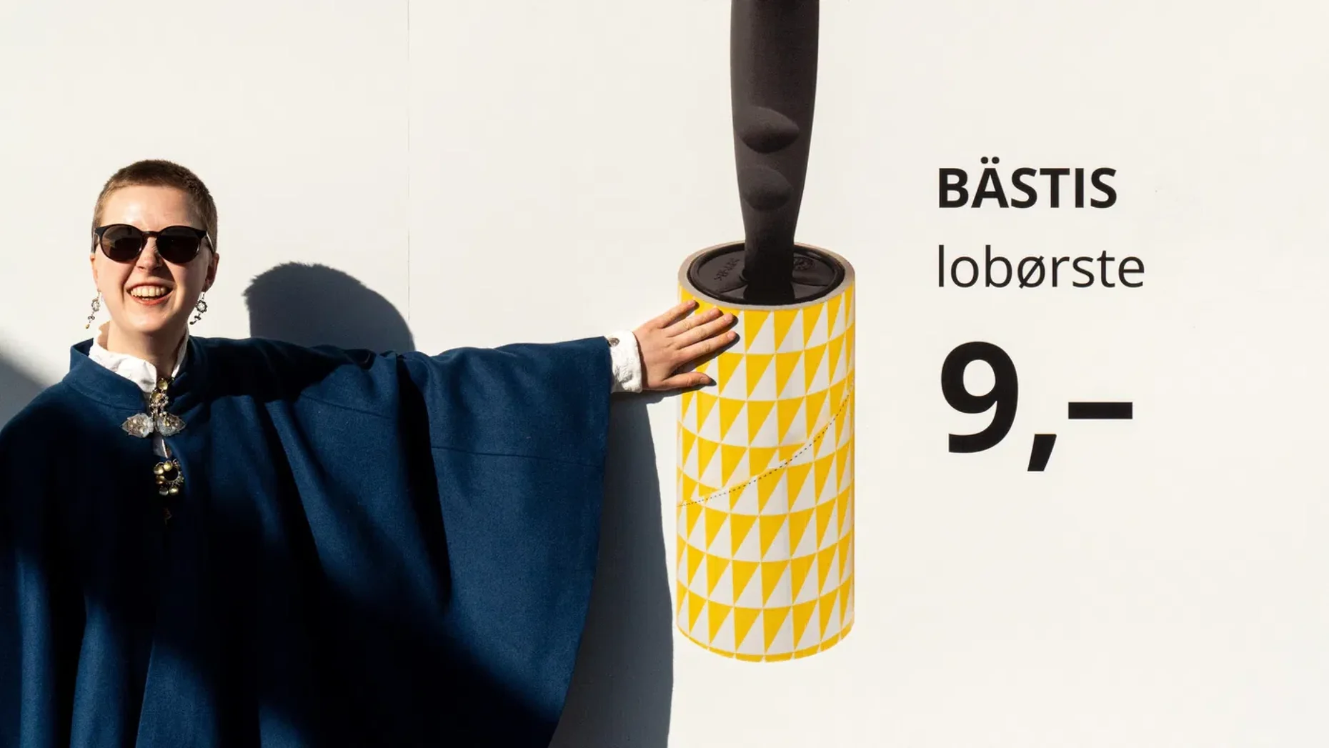 Close-up of the Bästis lint roller ad